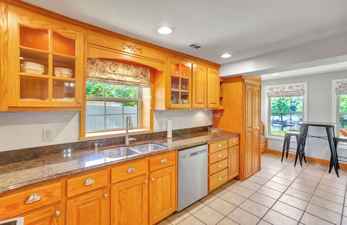 Anderson House | Delight on the Dock at the Edgewater Inn on Lake Hartwell