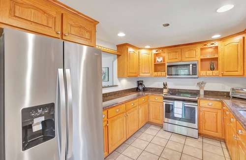 Anderson House | Delight on the Dock at the Edgewater Inn on Lake Hartwell