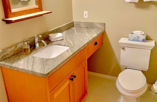 Bowen Island Condo | Delightful 1-bedroom Queen Hilltop Suite