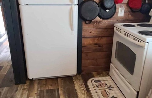Flatwoods Cabin | Delightful 1 Bedroom Bunkhouse in Flatwoods, WV