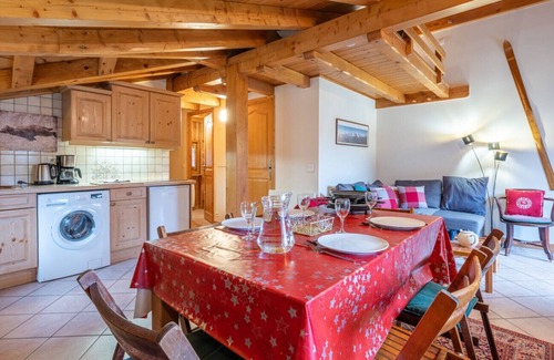 Les Houches Apartment | Delightful 2 bed chalet apartment with garden and mountain views