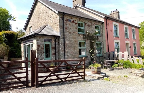 Llanybydder Cottage | Delightful 2 bed Cottage Overlooking the Teifi Valley