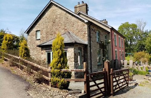 Llanybydder Cottage | Delightful 2 bed Cottage Overlooking the Teifi Valley