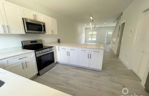 East End Apartment | Delightful 2-bedroom apartment with AC in East End