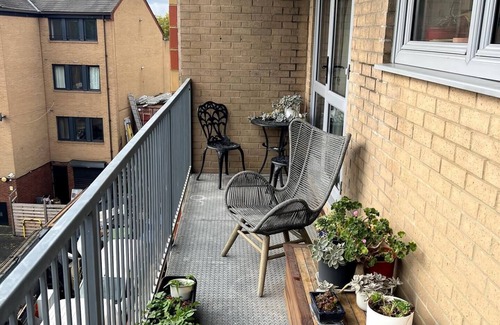 Stepney Green Apartment | Delightful 2-bedroom apartment with great balcony in London
