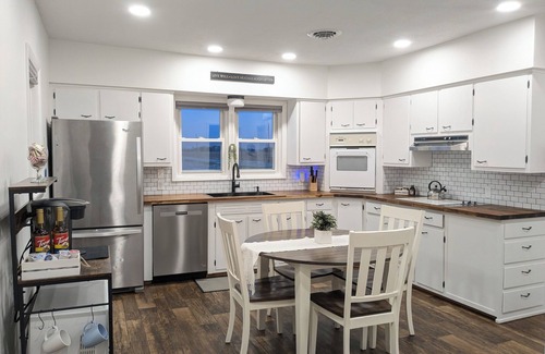 Hemlock House | Delightful 2-bedroom house with WiFi, AC between Greentown & Kokomo