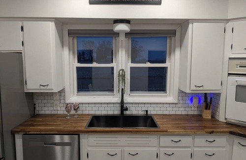 Hemlock House | Delightful 2-bedroom house with WiFi, AC between Greentown & Kokomo