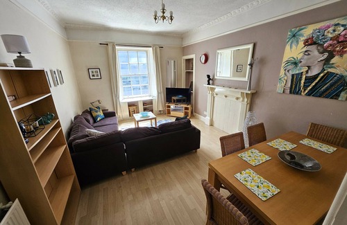 Tollcross Apartment | Delightful 2BR Home, Walk to Edinburgh Castle
