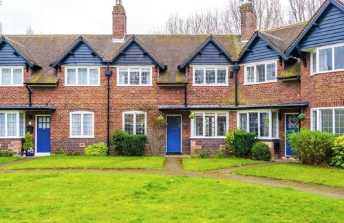 Port Sunlight House | Delightful 3 bedroom home with parking and garden