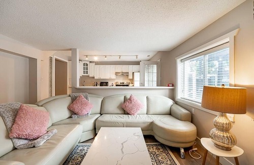 Newton Apartment | Delightful 3 bedroom guest house with free parking and internet