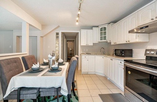 Newton Apartment | Delightful 3 bedroom guest house with free parking and internet