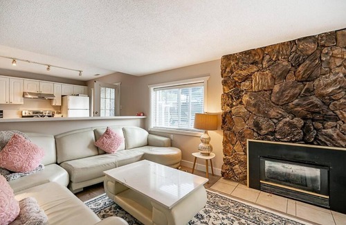 Newton Apartment | Delightful 3 bedroom guest house with free parking and internet