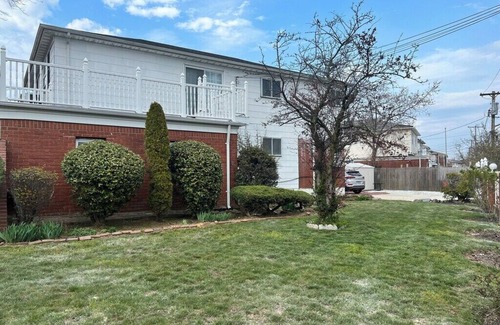 Queens House | Delightful 3-bedroom house in Queens with AC, WiFi