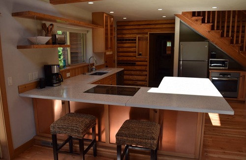 Lower Rattlesnake House | Delightful 3 bedroom Log Cabin near Greenough Park, newly remodeled