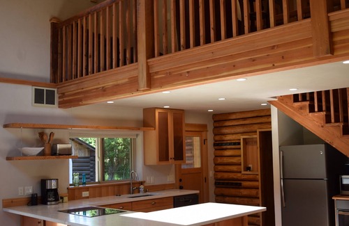 Lower Rattlesnake House | Delightful 3 bedroom Log Cabin near Greenough Park, newly remodeled