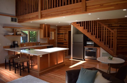 Lower Rattlesnake House | Delightful 3 bedroom Log Cabin near Greenough Park, newly remodeled
