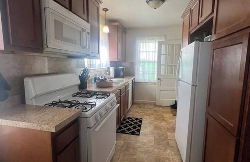 Warren House | Delightful 3 BR Home in Warren, OH