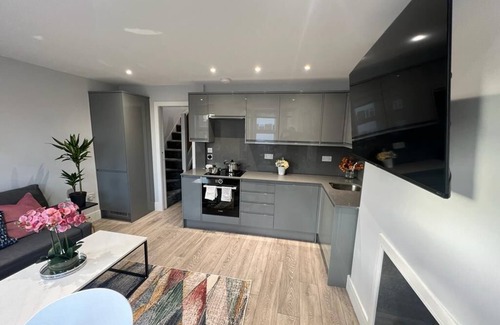 North Finchley Apartment | Delightful 3Bedroom/2Bathroom Pet-Friendly Flat with Aircon and WiFi