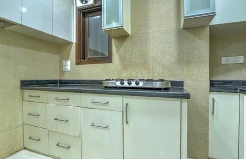 Kalkaji Apartment | Delightful 3BHK Apartment, Park Facing! Close to Market by HostMyStay