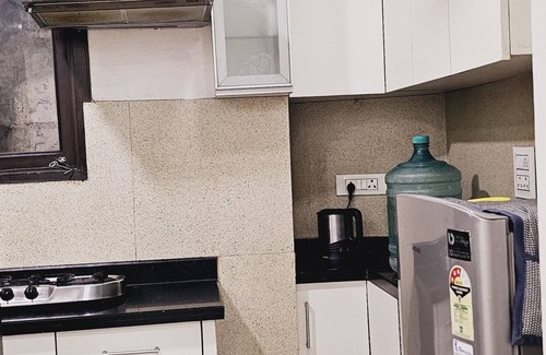 Kalkaji Apartment | Delightful 3BHK Apartment, Park Facing! Close to Market by HostMyStay