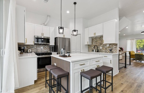 West Dallas House | Delightful 4-bedroom townhome with AC in Downtown Dallas