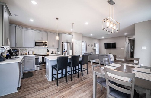 Mosby House | Delightful 4BR Newly Built Home. Only 12 minutes From Downtown Richmond!