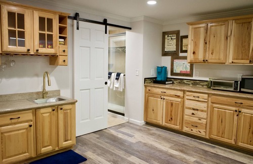 Southwest Colorado Springs Apartment | Delightful and private, Broadmoor area, Hot tub, 1 Bedroom Studio in a home,