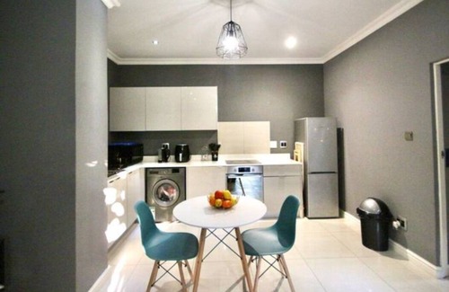 Mowbray Apartment | Delightful apartment with uncapped fibre WiFi in Cape Townn