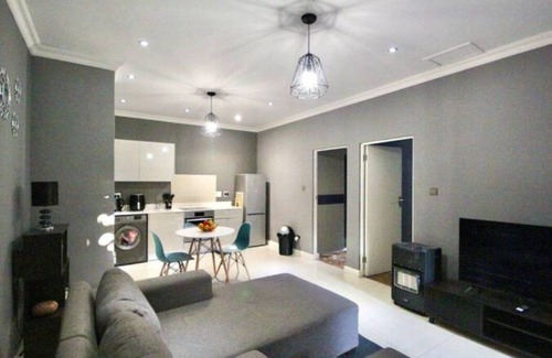 Mowbray Apartment | Delightful apartment with uncapped fibre WiFi in Cape Townn