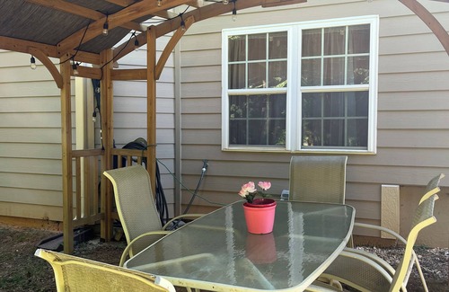 Cliftondale Apartment | Delightful Atlanta family- sized apt. Sleeps 6 & pet friendly.