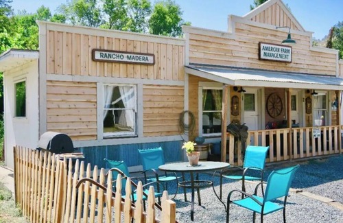 Springville House | Delightful Barn-Tavern Close to GIANT SEQUOIAS