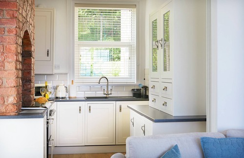 Muston Apartment | Delightful beachfront apartment, 2 bedroom, sleeps 4 - parking & stunning views.