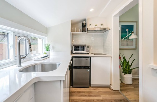 Historic Old Town Cottage | Delightful 1 Bdrm Tiny Home by River Old Town NOTL