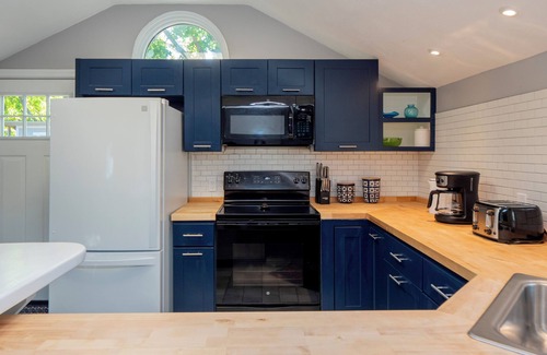 Middletown House | Delightful, Charming, Oversized 2 bedroom 2 bath Cottage!