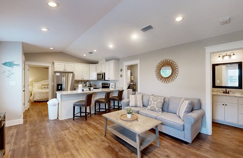 Dauphin Island Condo | Delightful condo near the beach & town with WiFi, central AC, full kitchen & W/D