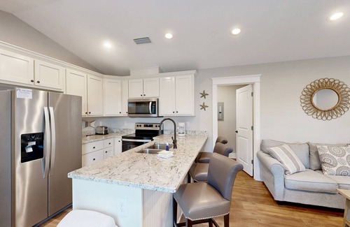 Dauphin Island Condo | Delightful condo near the beach & town with WiFi, central AC, full kitchen & W/D