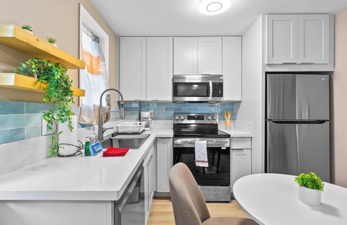McCully - Moiliili Apartment | Delightful Contemporary Honolulu Loft w/AC & Laundry