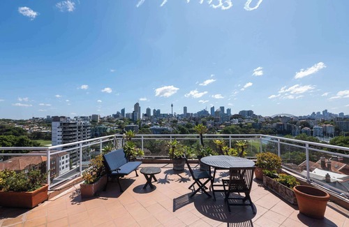 Darling Point Apartment | Delightful Darling Point Studio w Stunning Rooftop