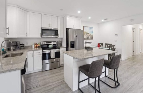 Tropic Palms House | Delightful Escape 2BR/2BA