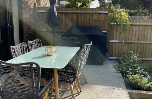 Mortlake House | DELIGHTFUL FAMILY HOME NEAR RICHMOND PARK