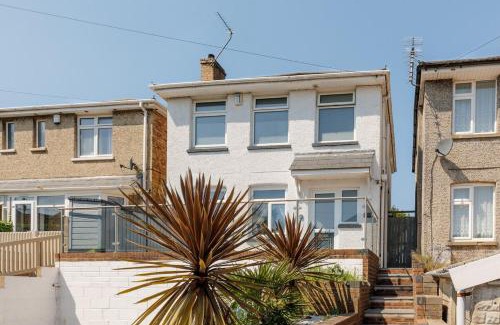 Branksome House | Delightful family home with parking, 8 minutes to beach