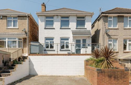 Branksome House | Delightful family home with parking, 8 minutes to beach