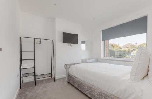 Branksome House | Delightful family home with parking, 8 minutes to beach