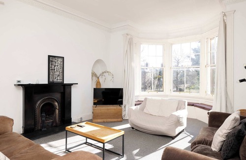 Morningside Apartment | Delightful Flat with Parking