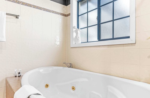 Figtree House | Delightful Getaway at Karbo