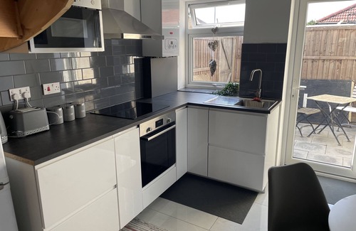 Eltham West House | Delightful holiday home away from home, wetroom, UFH, garden/parking, local park