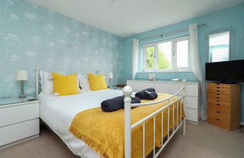 Quedgeley House | Delightful Home Great Location In Gloucester Quedgeley By StayStaycations