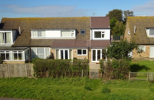Burmarsh House | Delightful house in Dymchurch. Direct access to Beach. Wi-fi. Pets welcome