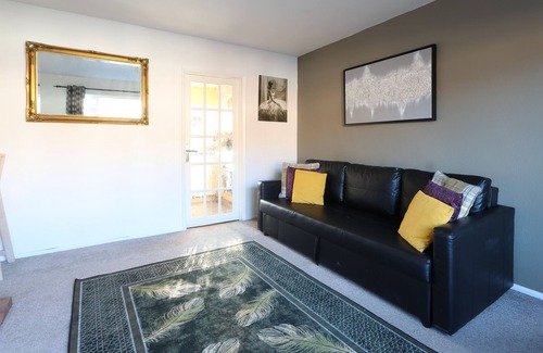 Ipswich House | Delightful Ipswich 4-bed Catering Parking WiFi Garden