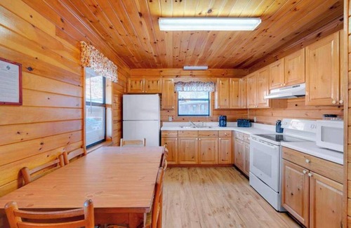 Byrdstown Cabin | Delightful Lakeside 2-Bedroom Cabin on Beautiful Dale Hollow Lake #7!